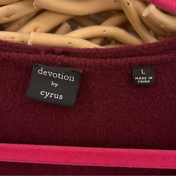 Cyrus Classic Deep Red V-Neck Sweater With Notched Sleeves, Size Large - Picture 2 of 5